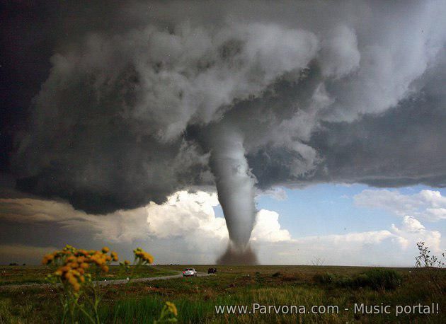 ​Amerikadagi qudratli tornado uy va mashinalarni o`z domiga tortdi